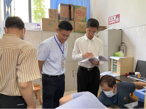 副市长陈建军在包保督导中强调_扛实包保责任强化督促指导_推动食品安全“两个责任”常态长效（食品安全简讯第18期）574.png