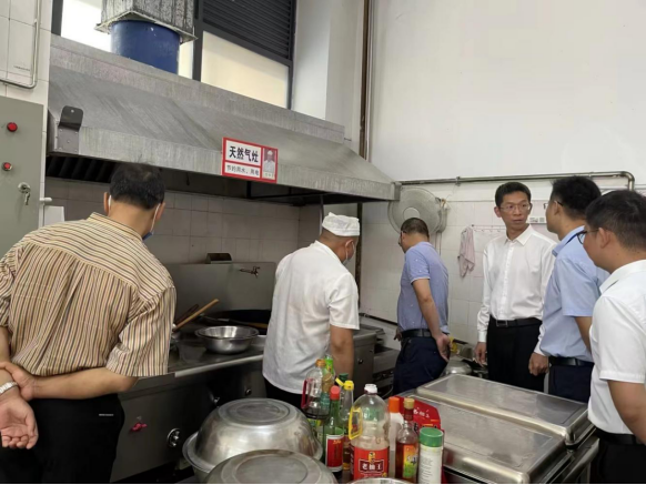 副市长陈建军在包保督导中强调_扛实包保责任强化督促指导_推动食品安全“两个责任”常态长效（食品安全简讯第18期）895.png